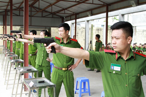 Học viên sẽ được rèn luyện kỹ năng cầm súng thành thạo để đạt hiệu quả cao trong khi bắn đạn thật, bắn ứng dụng chiến đấu.
